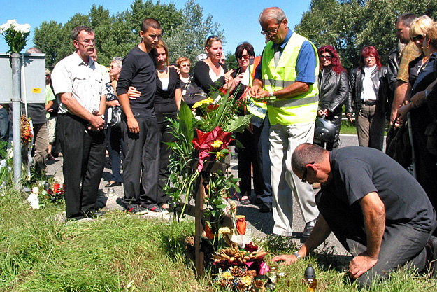 Az augusztus 16-án meghalt 33 Telegdi Zsolt főtörzsőrmesterre emlékeznek hozzátartozói és kollégái a baleset helyszínén, az M1-es autópályán