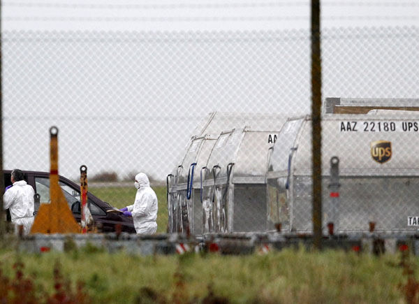 Egy gyanús csomagot szállítanak el az angliai East Midlands repülőtérről
