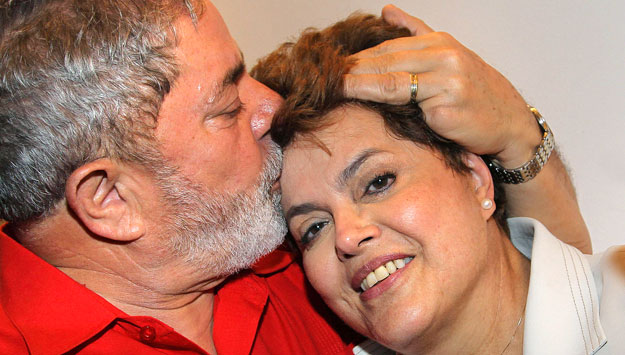 Elismerő csók az elődtől. Lula da Silva gratulál Dilma Rousseffnek