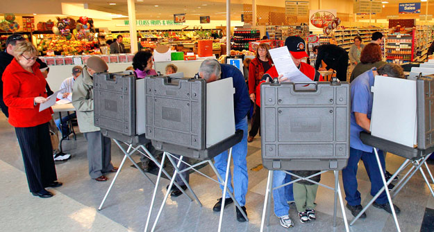 A gazdasági helyzet jár sok amerikai fejében, amikor leadja szavazatát - Voksolás egy massachusetts-i szupermarketben 