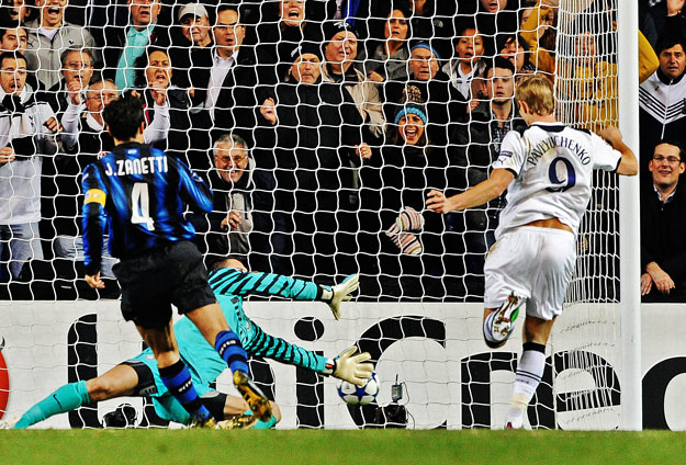 Tottenham Hotspur's Roman Pavlyuchenko (R) scores a goal against Inter Milan during their Champions League soccer match at White Hart Lane in London November 2, 2010.