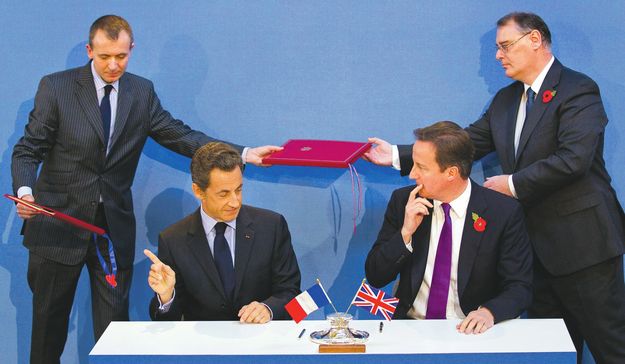 Sarkozy és Cameron az aláíráshoz készül