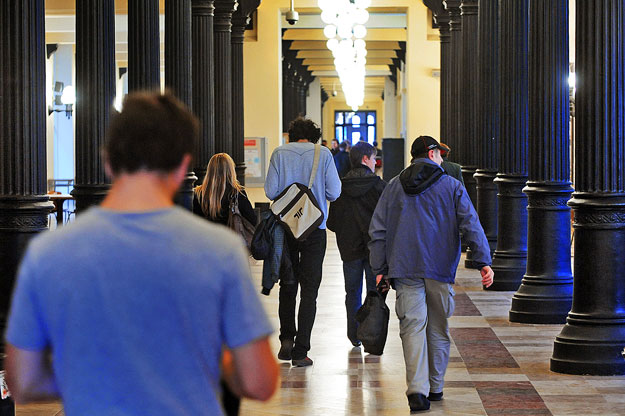 Diákok a Budapesti Corvinus Egyetemen. Jövőre már nem lesz ennyi elsőéves