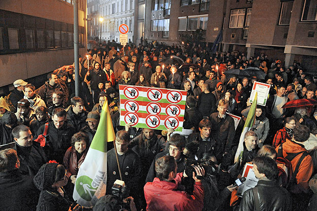 LMP Tüntetés az Alkoltmánybíróság épülete előtt a Fidesz Alkotmánybírósággal kapcsolatos törvényjavaslata ellen.  2010.11.03.  Fotó:  Móricz Simon