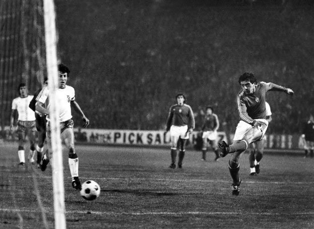 LENDÜLT A BAL...Várady Béla a negyedik gólt lövi a Magyarország–Bolívia vb-pótselejtezőn, 1977-ben (6-0)