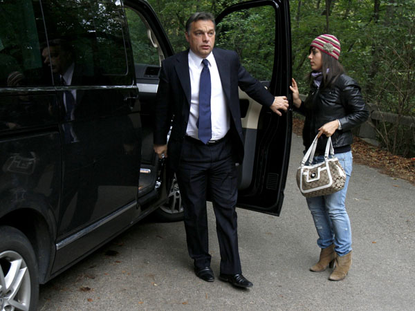 Orbán Viktor és választókorú lánya, Ráhel érkezik a szavazókörhöz