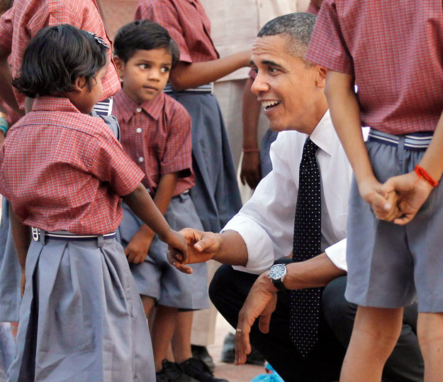 Obama elnök Újdelhiben gyerekeket üdvözöl