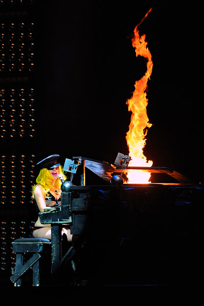 Vannak lírai betétek is, amikor a zongorához ül egy tűzcsóva kíséretében