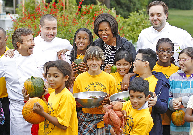 Ismerkedés az egészséges táplálkozással: Michelle Obama a séfjeivel és iskolások egy csoportjával a veteményeskertben