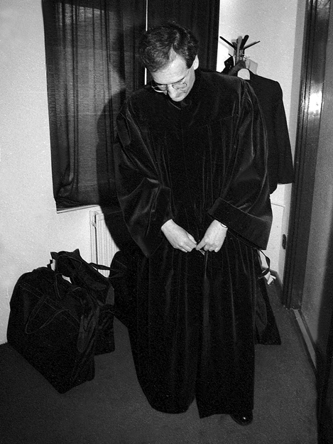 Sólyom László az Alkotmánybíróság első elnöke próbálja fel új hivatali ruháját 1990-ben