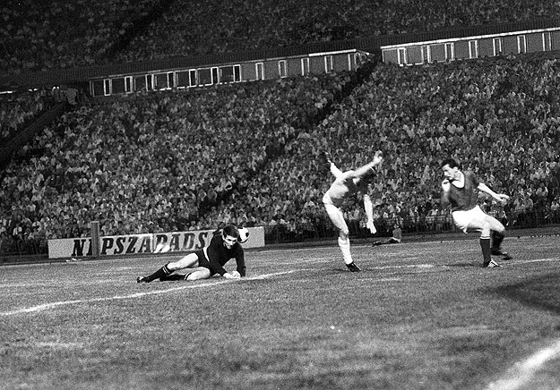 Vasas–FTC bajnoki mérkőzés 1966-ban. Nyolcvanötezren a Népstadion lelátóin...