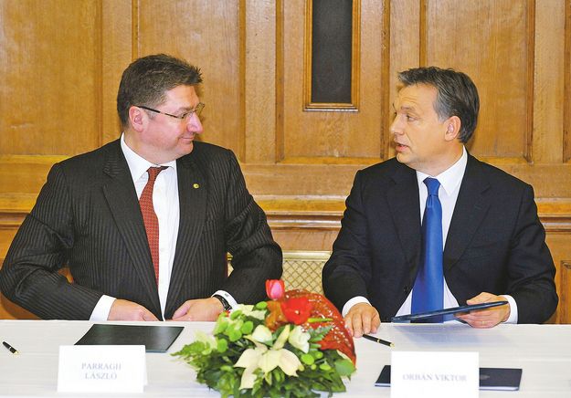 Orbán Viktor és Parragh László, az MKIK elnöke a megállapodás aláírásakor