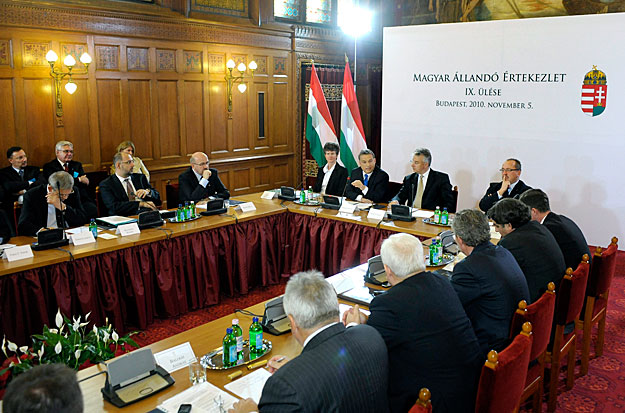Orbán Viktor beszél a MÁÉRT összejövetelén. Vannak előnyei is, ha az ember nem ül az asztalánál?