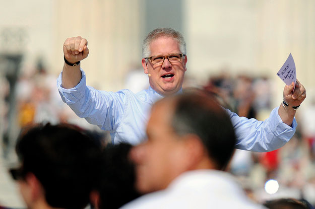 Glenn Beck (szélső)jobboldali amerikai tévés személyiség a Tea Party általa szervezett nagygyűlésén