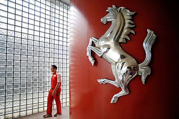 A Ferrari emblémája – Az olaszoknak nem tetszik az ötlet