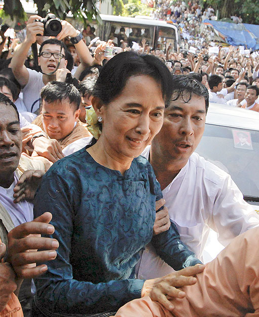Aung Szan Szú Kji hívei körében a szabadulása után tartott nagygyűlés után Yangonban (Rangoon)