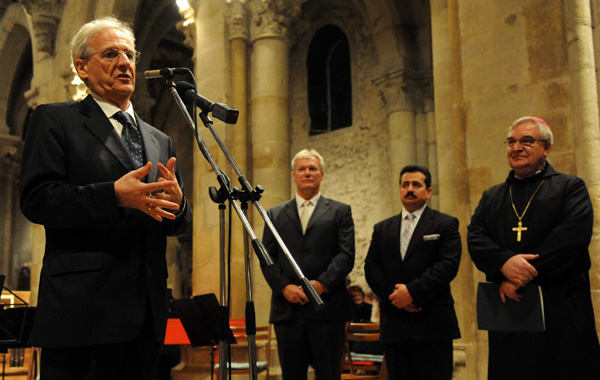 Sólyom László volt államfő beszédet mond, miután közéleti és tudományos életműve elismeréséül átvette a Szent Márton-díjat a Pannonhalmi Bencés Főapátság bazilikájában