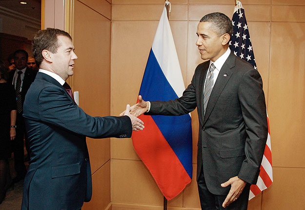 Medvegyev és Obama a yokohamai csúcson. Megpuhították az amerikaiakat