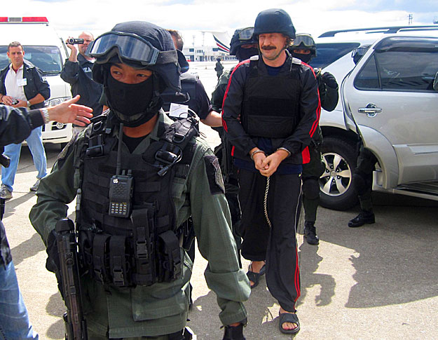 Bangkok, 2010. november 16. Megbilincselve érkezik a bangkoki repülőtérre a nemzetközi fegyvercsempész-hálózat működtetésével gyanúsított orosz Viktor Anatoljevics BUT 2010. november 16-án. A thaiföldi kormányfő ezen a napon jóváhagyta Viktor But kia