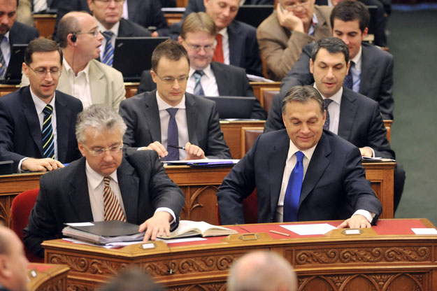 Orbán Viktor miniszterelnök a szavazáskor – nem voltak kíváncsiak a bankárok véleményére