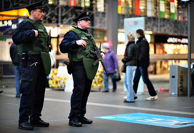 Golyóálló mellényt viselő, géppisztolyos rendőrök őrködnek a berlini főpályaudvaron 2010. november 17-én