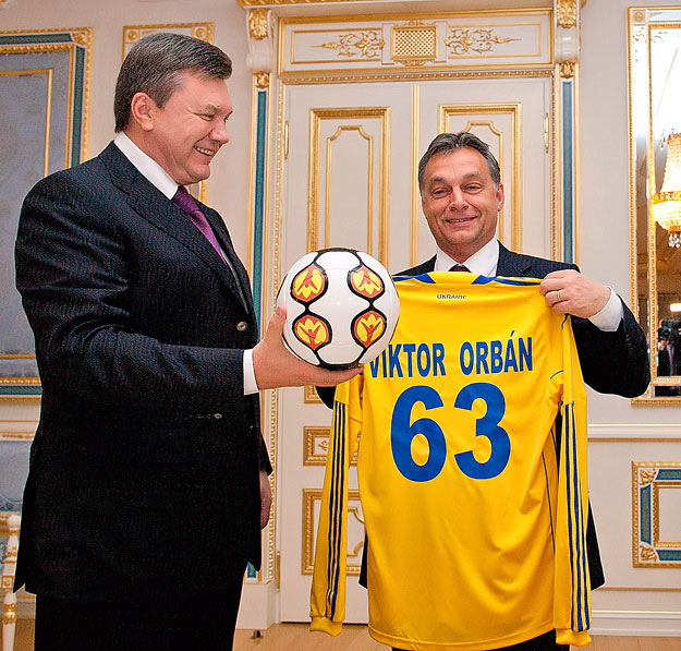 Janukovics Orbán születési évére utaló 63-as számú kék-sárga mezt és egy focilabdát ajándékozott vendégének 
