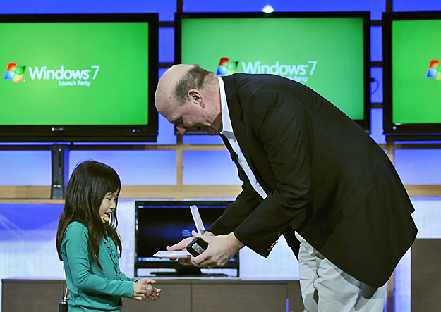 Steve Ballmer egy négy és féléves kislány segítségével mutatta be, milyen egyszerű a új Windows7 használata