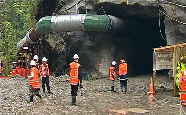 Az új-zélandi bánya bejáratánál. A lent rekedt 30 bányásszal megszakadt a kapcsolat