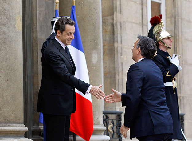 Nicolas Sarkozy francia elnök üdvözli Orbán Viktort