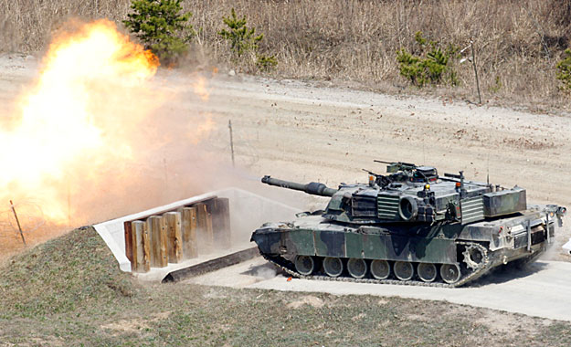 Amerikai M1 Abrams harckocsi lőgyakorlaton Dél-Koreában