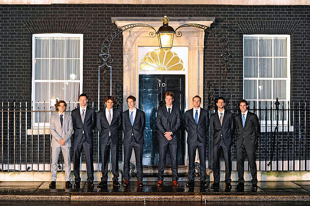 A torna nyolc részvevője a Downing Street 10. előtt (balról): David Ferrer, Robin Söderling, Roger Federer, Andy Murray, Tomas Berdych, Andy Roddick, Novak Djokovics, Rafael Nadal