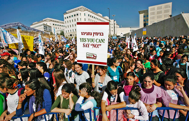 „Igen, megteheted: mondj nemet!” – üzenik izraeli fiatalok Netanjahu kormányfőnek Obama kampányszlogenjére utalva