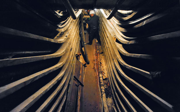 Szakemberek felújítják a Duna alatt húzódó alagutat, amelyben közművezetékek és informatikai kábelek vannak