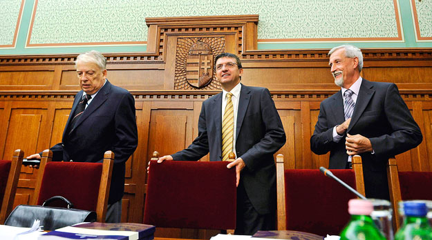 Domokos László (középen, az ÁSZ tájékoztatóján) a tanács függetlenségét féltette pár éve