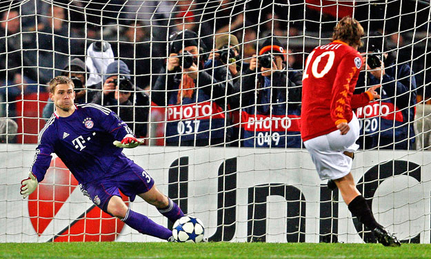 AS Roma's Francesco Totti (R) shoots and scores from a penalty past Bayern Munich goalkeeper Thomas Kraft during their Champions League Group E soccer match at the Olympic stadium in Rome, November 23, 2010. 