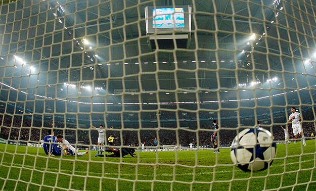 Schalke 04's Klaas-Jan Huntelaar (2nd L) scores a goal against Olympique Lyon during their Champions League Group B soccer match in Gelsenkirchen November 24, 2010.  REUTERS/Ina Fassbender (GERMANY - Tags: SPORT SOCCER)