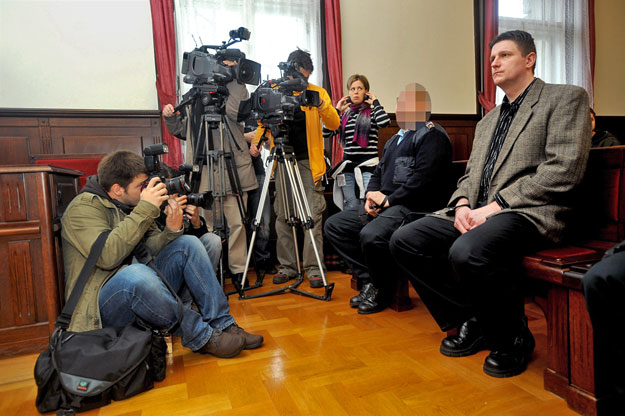 Weiszdorn Róbert vádlott (j) a bírót hallgatja a Fővárosi Ítélőtábla tárgyalótermében