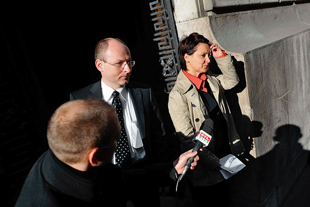 Bába Julianna, a Stabilitás Pénztárszövetség elnöke sajtótájékoztatót tart a Nemzetgazdasági Minisztérium előtt, miután tárgyalt Matolcsy Györggyel