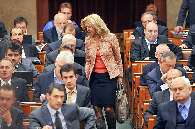 Selmeczi Gabriella nyugdíjvédelmi miniszterelnöki megbízott. Sorok között