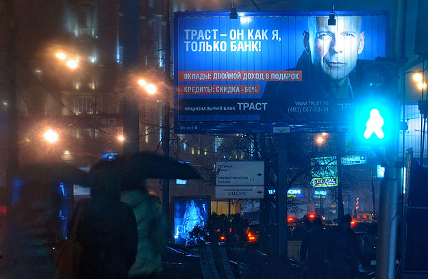 Bruce Willisszel reklámoznak egy bankot az orosz fővárosban