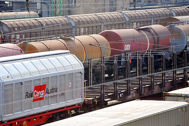A Rail Cargo Austria szállítmánya indulásra vár egy pályaudvaron – Új versenytársat kaphatnak
