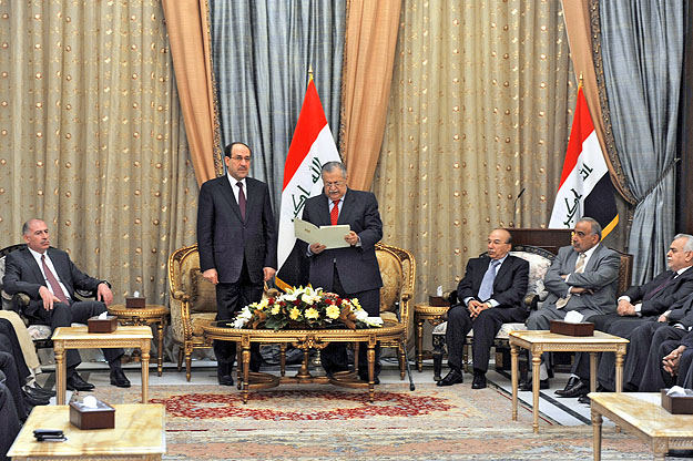 Talabani elnök (középen jobbra) felolvassa a Malikit (középen balra) kormányalakításra felhatalmazó rendeletet