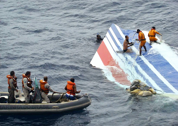 A brazil haditengerészet  begyűjti az Air France  szerencsétlenül járt gépének függőleges vezérsíkját az Atlanti-óceán vízéből 2009. június 8-án