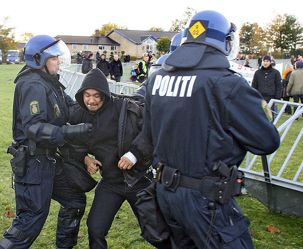Egy menekülttábor bezárását követelő tüntetőt fognak le dán rendőrök