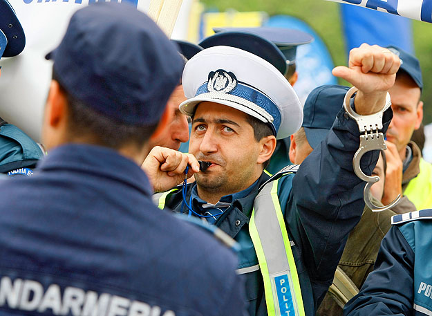 Román rendőr egy korábbi tüntetésen. Van, aki az uzsorázást választja