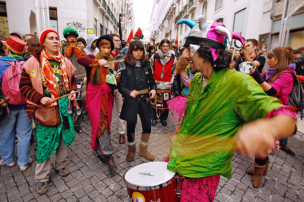 Lisszabonban táncolva tüntettek a megszorítások ellen
