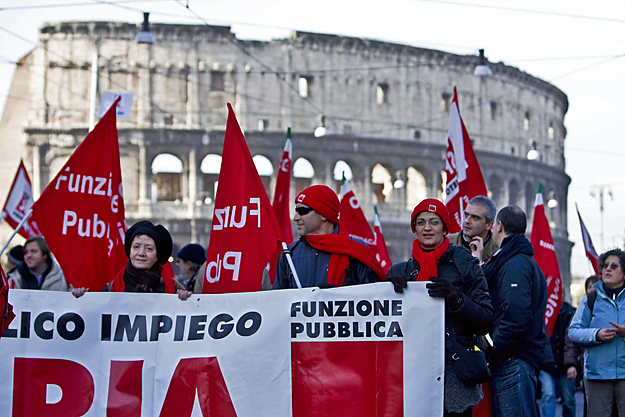 Tüntetők a Colosseum előtt