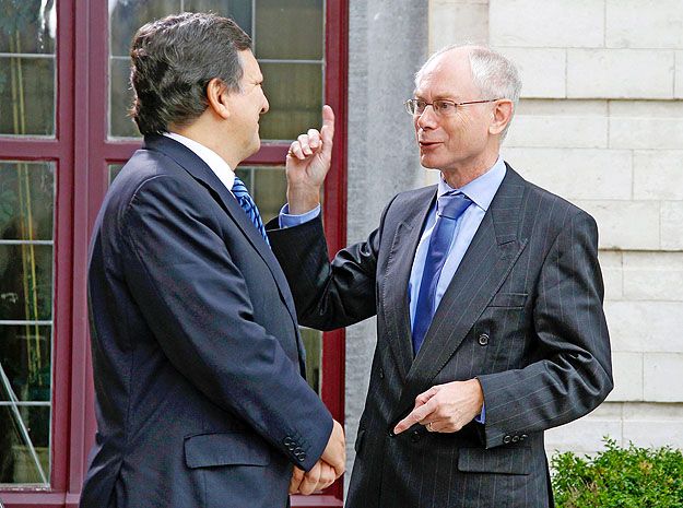 Barroso, a bizottság elnöke és Van Rompuy, az Európai Tanács elnöke. Főhet a fejük az euró miatt