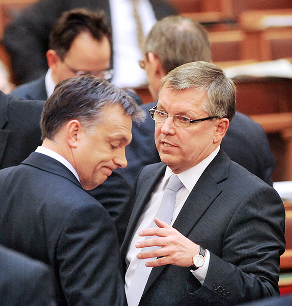 Orbán Viktor és Matolcsy György tegnap a parlamentben – Rossz hír hozója