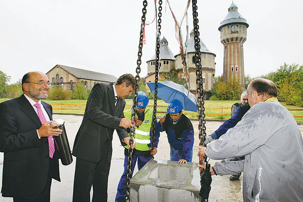 Bojár Gábor és Demszky Gábor az alapkővel